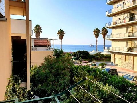 RAFFAELLO Beach Apartment - 50 m from the sea - WIFI Condominio in Savona