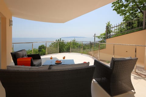 Balcony/Terrace, Lake view