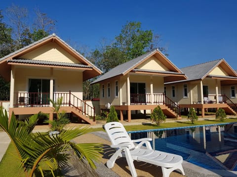 Poolside Bungalows Terrain de camping /
station de camping-car in Khuekkhak