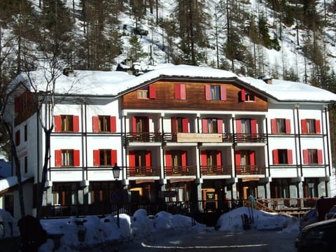 Property building, Facade/entrance, Winter