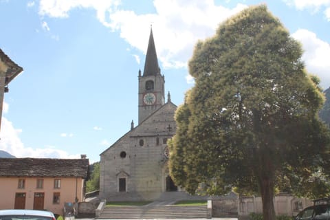 Tana del Paradiso House in Canton of Valais