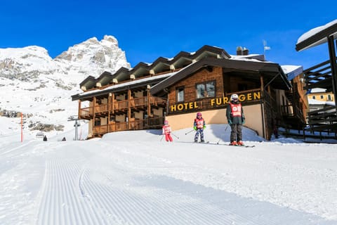 Property building, People, People, Natural landscape, Winter, Ski School, Skiing, Skiing, Mountain view