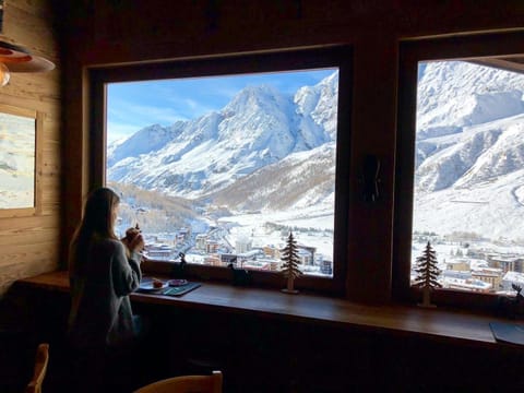 Restaurant/places to eat, People, People, Natural landscape, Winter, Ski School, Skiing, Skiing, Dining area, City view, City view, Mountain view, Mountain view