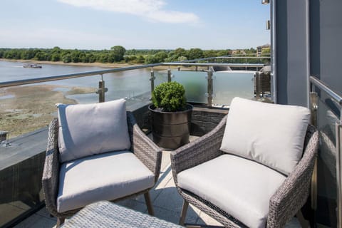 Balcony/Terrace, River view