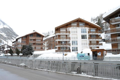 Property building, Winter, Street view