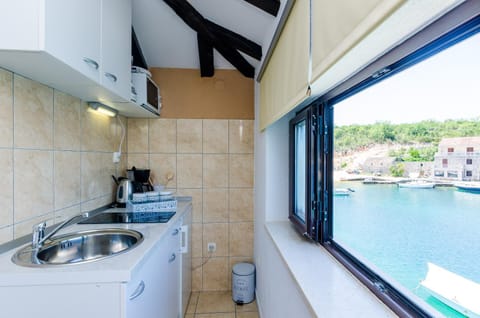 Kitchen or kitchenette, Sea view