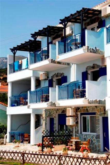 Sirines Apartment hotel in Vlachata
