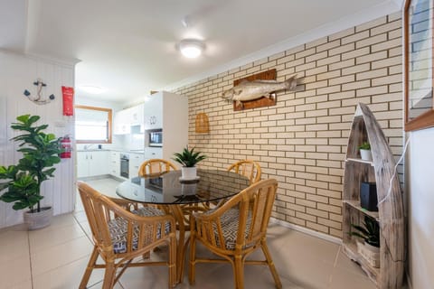 Kitchen or kitchenette, Seating area, Dining area