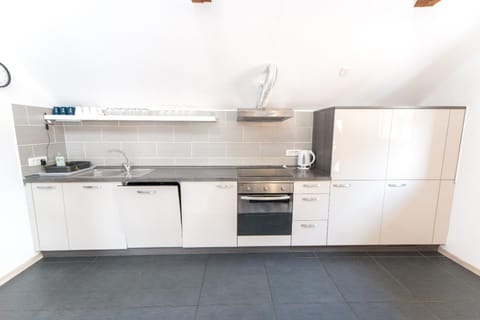 Kitchen or kitchenette, oven, washing machine, kitchen