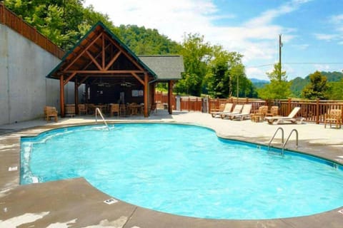 Pine Cone Lodge House in Pigeon Forge