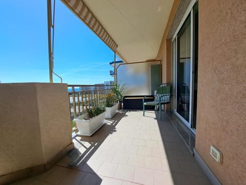 Appartamento - terrazzo vivibile vista mare, wi-fi e box gratuiti Apartment in Vallecrosia