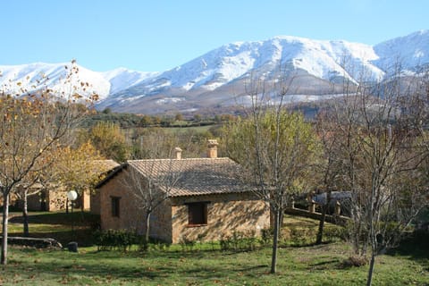 Property building, Day, Natural landscape, Garden, Mountain view, Parking