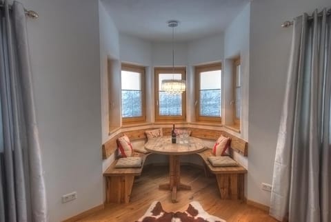 Day, Dining area