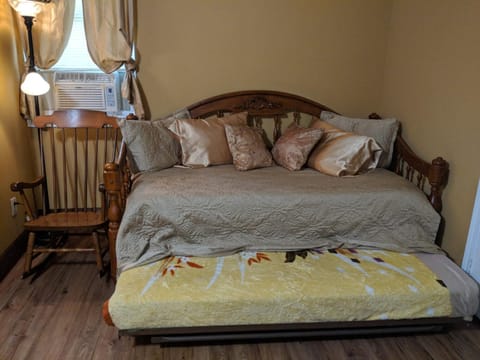 Alla's Historical Bed and Breakfast, Spa and Cabana Chambre d’hôte in Duncanville