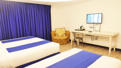 Bed, TV and multimedia, Bedroom