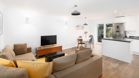 TV and multimedia, Kitchen or kitchenette, Photo of the whole room