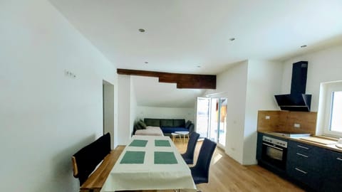 TV and multimedia, Coffee/tea facilities, Seating area, Dining area, dishwasher, microwave, oven, stove, kitchen