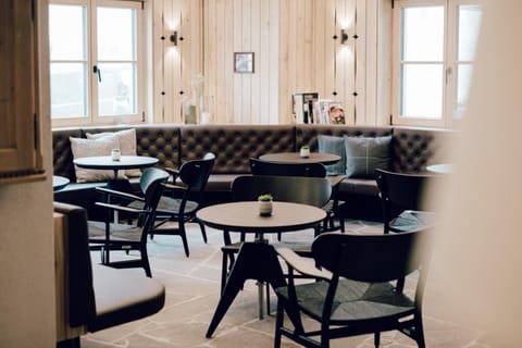 Restaurant/places to eat, Lounge or bar, Seating area