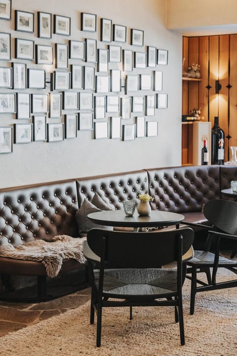 Seating area, Dining area