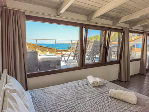 Bed, View (from property/room), Bedroom, Sea view, towels