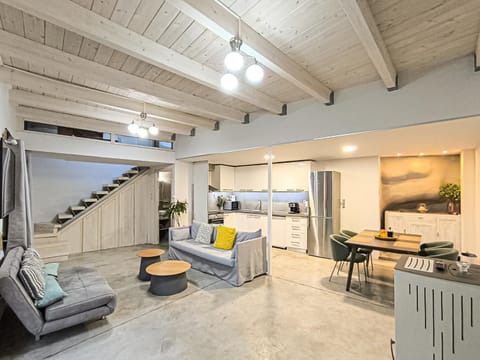 Kitchen or kitchenette, Living room, Seating area, Dining area