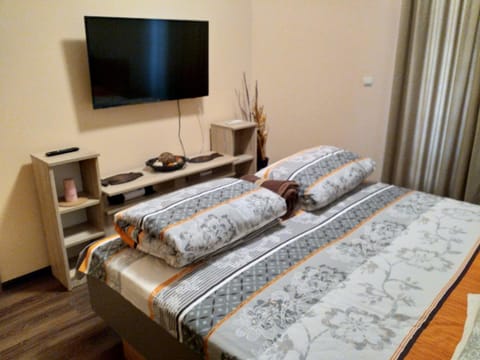 TV and multimedia, Photo of the whole room, Bedroom