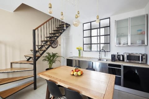 Kitchen or kitchenette, Dining area