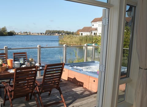 Hot Tub, Balcony/Terrace, Seating area, Lake view