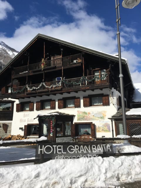 Facade/entrance, Winter