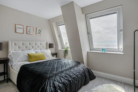 Bed, Natural landscape, Photo of the whole room, Bedroom, Sea view