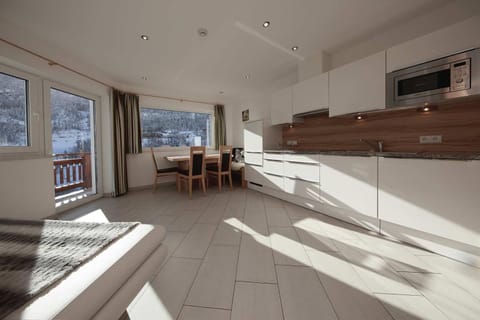 Kitchen or kitchenette, Seating area, Dining area