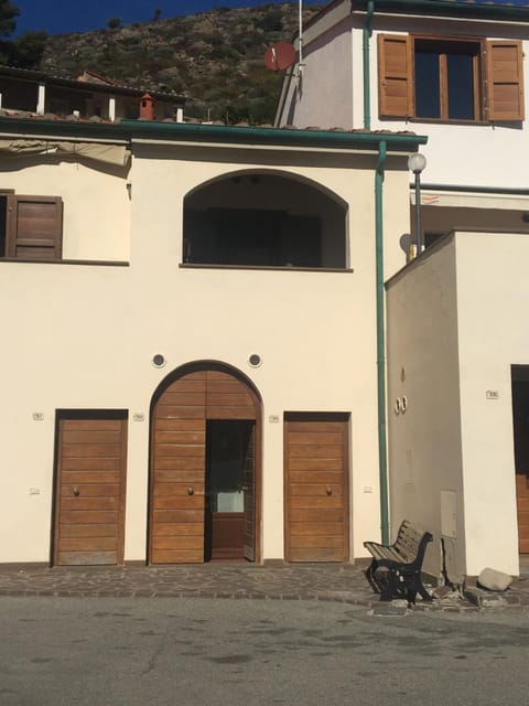 Casa del porticciolo di Capraia House in Tuscany