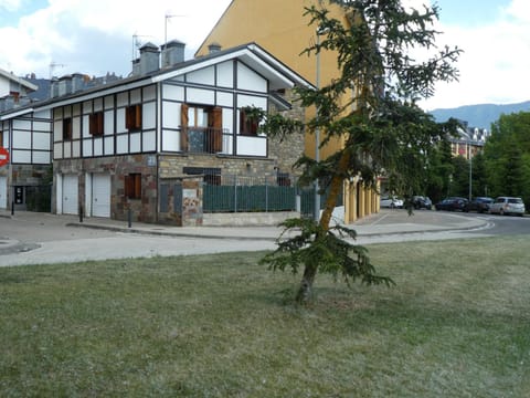 Casa con jardín frente ciudadela House in Jaca