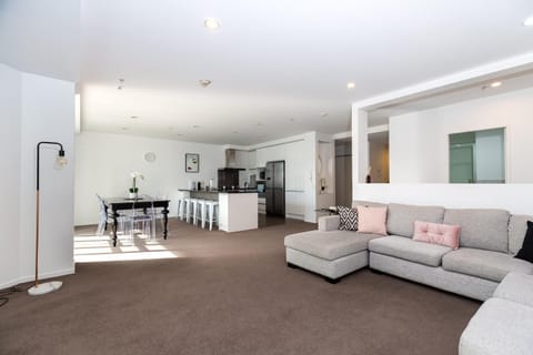 Beautiful Central Home with Balcony Auckland City Condo in Auckland