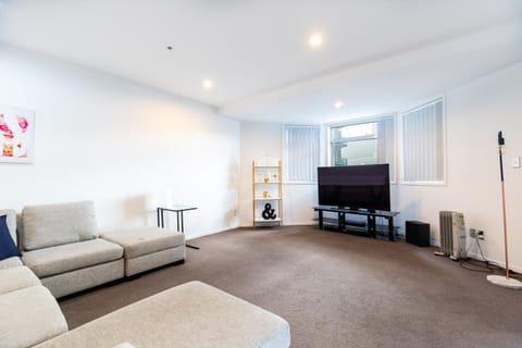 Beautiful Central Home with Balcony Auckland City Condo in Auckland