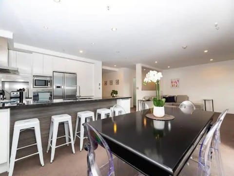 Spacious Home with Balcony Parking Zodiak Stays Apartment in Auckland