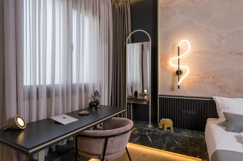 Photo of the whole room, Seating area