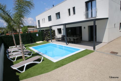 Property building, Garden, Swimming pool