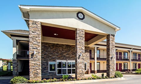 Red Roof Inn & Suites Greenwood, SC Motel in Lake Greenwood