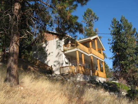 PineWood Guesthouse Bed and Breakfast in Peachland