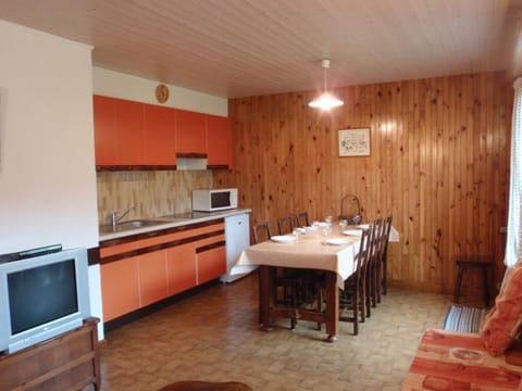 Rez de chalet calme avec terrasse - 2 chambres, proche pistes à La Clusaz - FR-1-437-10 Apartment in La Clusaz