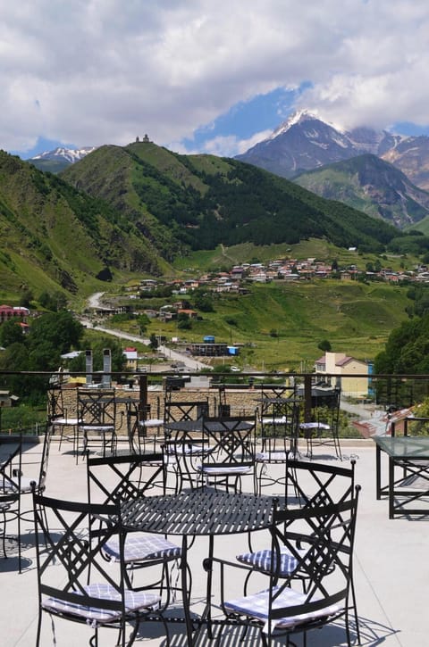 Balcony/Terrace, Dining area, Mountain view