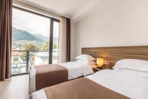 Restaurant/places to eat, Spring, Bed, People, Winter, Summer, View (from property/room), Photo of the whole room, Bedroom, Mountain view, Family, Quiet street view