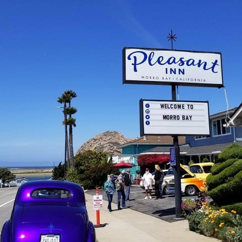 Property building, Day, Property logo or sign, Sea view, Street view, Location, group of guests, Parking