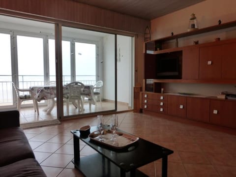 Vue Mer, Pieds dans l'Eau : Studio/Cabine, 4 Couchages, Balcon, Ascenseur, Saint-Gilles-Croix-de-Vie - FR-1-224-668 Apartment in Saint-Gilles-Croix-de-Vie