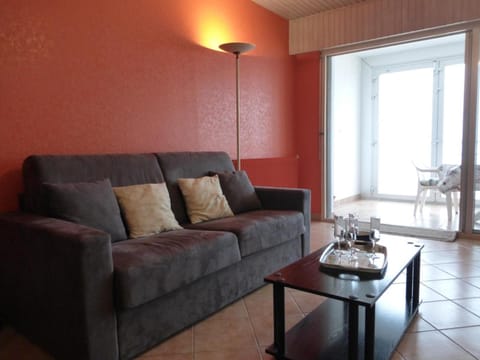 Vue Mer, Pieds dans l'Eau : Studio/Cabine, 4 Couchages, Balcon, Ascenseur, Saint-Gilles-Croix-de-Vie - FR-1-224-668 Apartment in Saint-Gilles-Croix-de-Vie