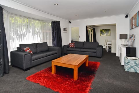 Leinster Villa - Christchurch Holiday Homes Condo in Christchurch