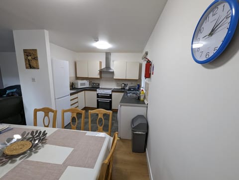 Kitchen or kitchenette, Dining area, dishwasher, minibar, pet friendly, stove, toaster, washing machine