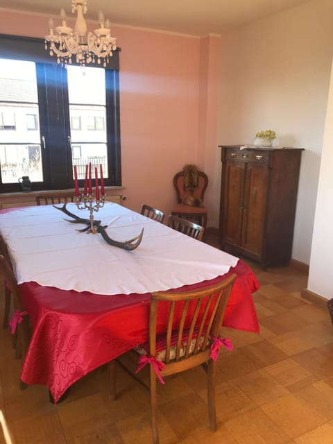 Photo of the whole room, Decorative detail, Dining area