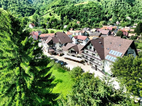 Property building, Day, Neighbourhood, Natural landscape, Bird's eye view, City view, Mountain view, Street view